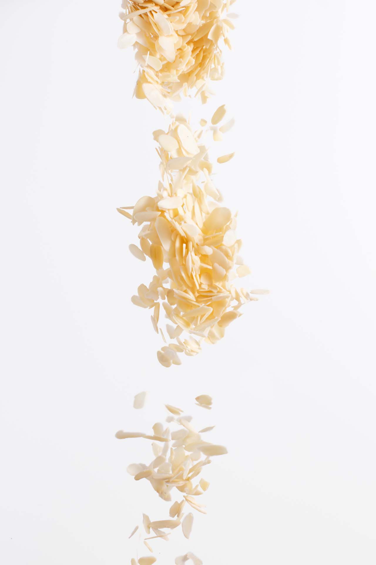 Natureale Blanched Sliced Almonds 400gm - Image 1